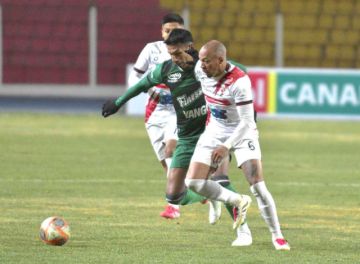 De izq. a der. Gilbert Álvarez y Edisson Restrepo se enfrentan por el balón.