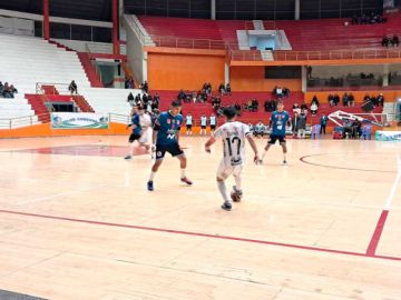 El capitán de Córdova, José Terán, controla el balón.
