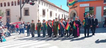 Autoridades participaron de los actos cívicos portando la tricolor nacional.