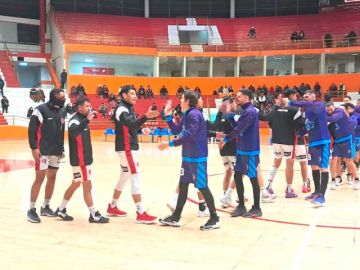 Los jugadores de Nacional Potosí y Leones antes de empezar el partido.