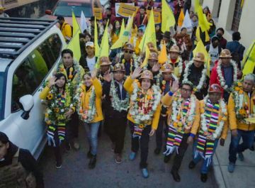 Los candidatos realizaron concentraciones masivas convocando a votantes entre música y baile.