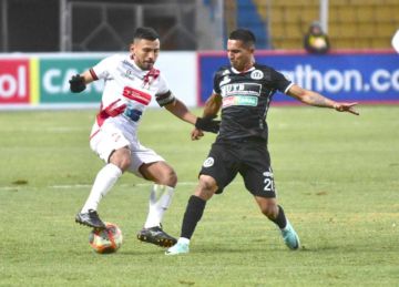 Saulo Guerra (i) trata de pasar la marca de un rival.