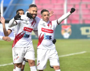 De izq. a der. Tommy Tobar y Maximiliano Núñez celebran uno de los tantos. 