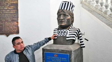 Visten de reo un busto de Evo Morales