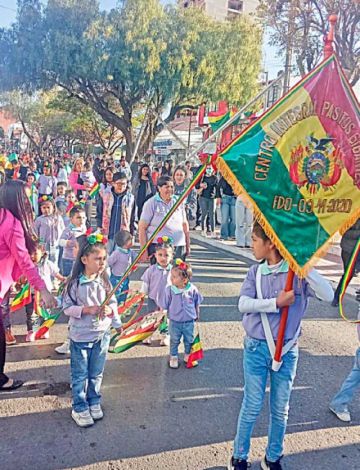 Adelantan homenajes por el Día de la Bandera: Sucre se tiñe de tricolor
