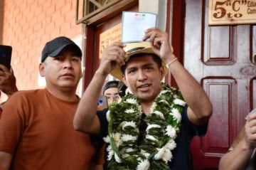 Andrónico Rodríguez vota en medio de incidentes; reportan que le lanzaron piedras