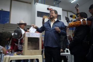 Samuel emitió su voto y reiteró denuncia de campaña en su contra