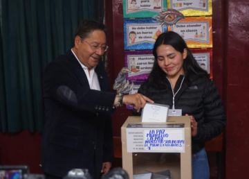 Presidente Luis Arce emite su voto y garantiza transición democrática en noviembre