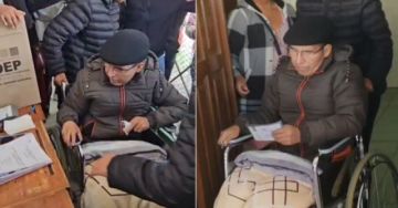 En silla de ruedas, Damián Condori votó en la unidad educativa San Juanillo