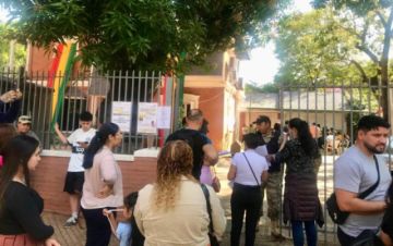 Decenas de bolivianos votan en Paraguay en una jornada electoral concurrida