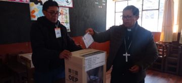 El obispo de Potosí vota y destaca normalidad en las elecciones