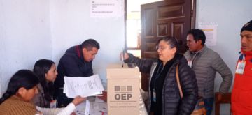 Delegada de la Defensoría del Pueblo en Potosí vota y pide participación ciudadana