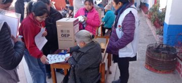 El voto asistido está presente en la ciudad de Potosí