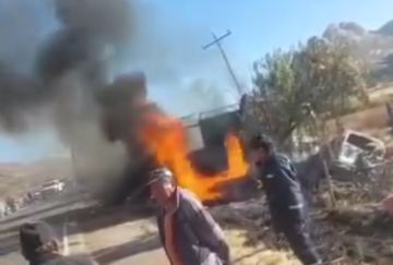 Mueren dos personas en incendio de dos motorizados en la ruta Potosí Sucre