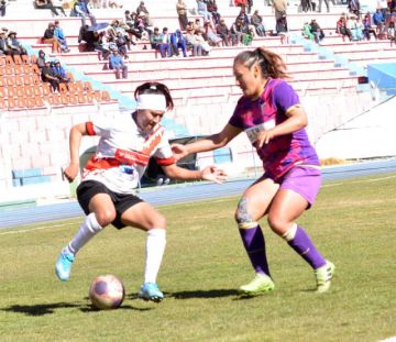 La jugadora Olga Cruz, de Nacional Potosí, control el balón.