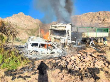 Mueren dos conductores en incendio de dos motorizados