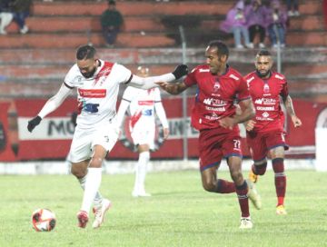 Tommy Tobar (i) trata de eludir la marca de su rival. 