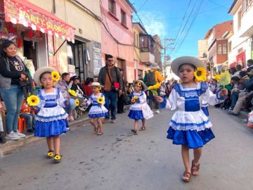 El paso de danzarinas en Mini Ch'utillos de la gestión 2024.