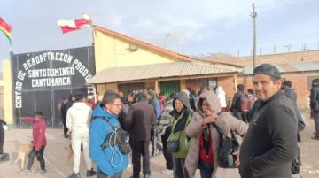 Partidarios de Pumari están en las puertas de Cantumarca esperando la salida del excívico