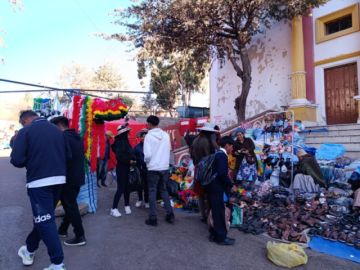 Feria de Ch’utillos ofrece accesorios para bailarines de las entradas