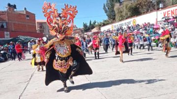 Ch'utillos del Bicentenario mostró el rojo, amarillo y verde en las fraternidades