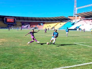 El jugador Carlos Rueda, de Real Potosí, pasa el balón.