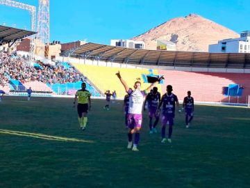 El capitán de Real Potosí, Vladimir Castellón, celebra su gol.