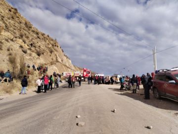 Decenas de mineros inician el bloque del camino principal que une a Potosí con Sucre. Enormes volquetes impiden el paso vehicular, pero aún se desconocen sus pedidos del sector.