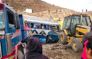 Reportan dos fallecidos por accidente de un bus en la ruta Potosí-Oruro