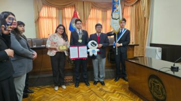 UATF otorga reconocimiento a Óscar Sebastián Azurduy Fuertes quien ganó el oro mundial en matemáticas
