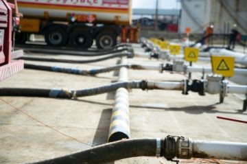 Gobierno entrega sistema de descarga para optimizar la distribución de combustibles en la Planta Senkata de El Alto