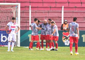 La visita festeja uno de los goles.