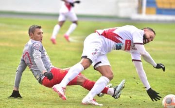 Tommy Tobar (d) es derribado por un rival.