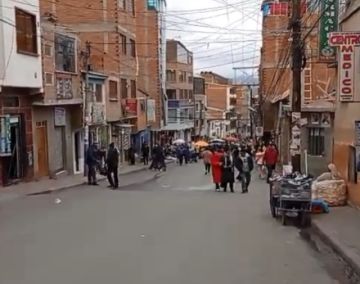 Comerciantes copan calles en el Día del Peatón en Potosí