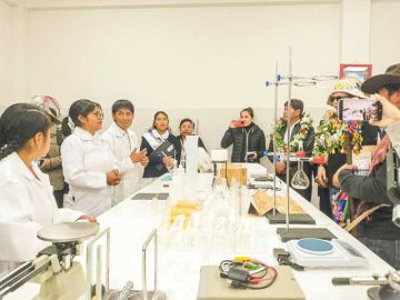 Entregan equipamiento a escuelas en varios municipios de Potosí