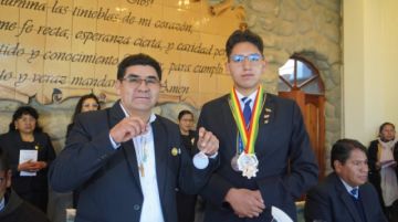 Ministerio de Educación otorga Medalla al Mérito a Óscar Sebastián Azurduy Fuertes, ganador de la Olimpiada Mundial de Matemáticas
