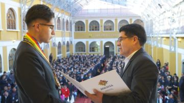 Ministerio de Educación otorga Medalla al Mérito a Óscar Sebastián Azurduy Fuertes, ganador de la Olimpiada Mundial de Matemáticas