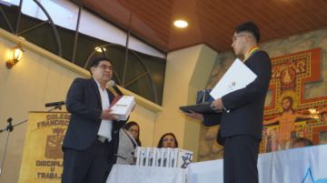 Ministerio de Educación otorga Medalla al Mérito a Óscar Sebastián Azurduy Fuertes, ganador de la Olimpiada Mundial de Matemáticas