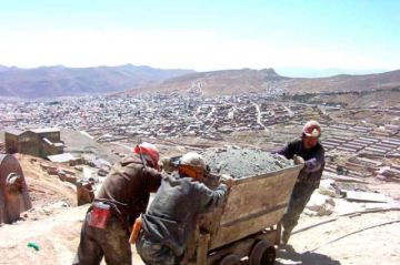 Reportan que alrededor de 30 mil  personas trabajan en el Cerro Rico