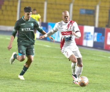 Edisson Restrepo (d) trata de pasar la marca de un rival.