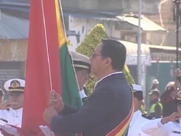 Presidente participa de la ofrenda floral e iza de la bandera por los 215 años de la Gesta Libertaria de Cochabamba