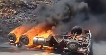 Dos personas mueren calcinadas en camión que volcó en la vía Cochabamba – Santa Cruz