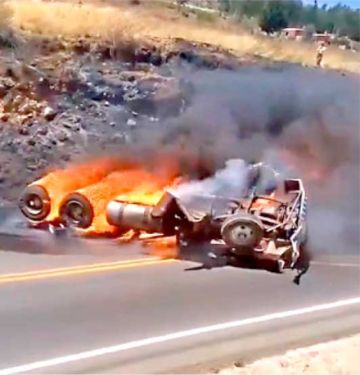 Tres muertos en vuelco e incendio de un camión