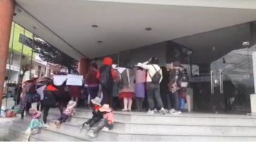 Esposas de internos toman el Tribunal de Justicia de la ciudad de Potosí