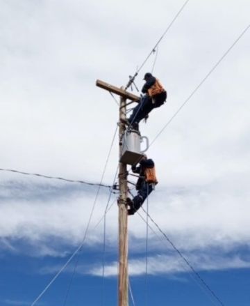 Gobernación afirma que subirá al 98 por ciento el acceso a electricidad en Potosí