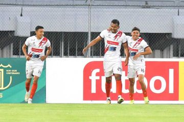 Los jugadores de la banda roja festejan uno de los goles.
