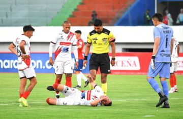 Uno de los zagueros queda tendido en la cancha.