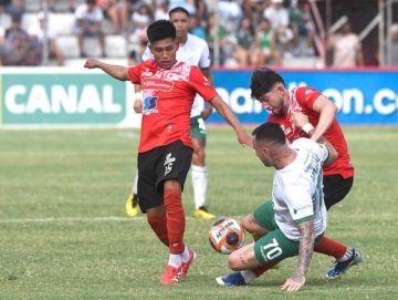 Los jugadores de la banda roja presionan a uno de sus rivales.