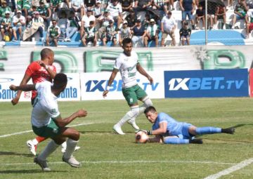 El arquero Saidt Mustafá (piso) se adueña del balón.