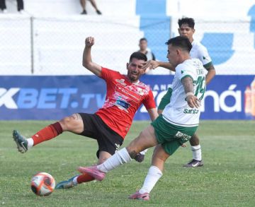 Luis Demiquel (i) corta uno de los ataques de los locales.